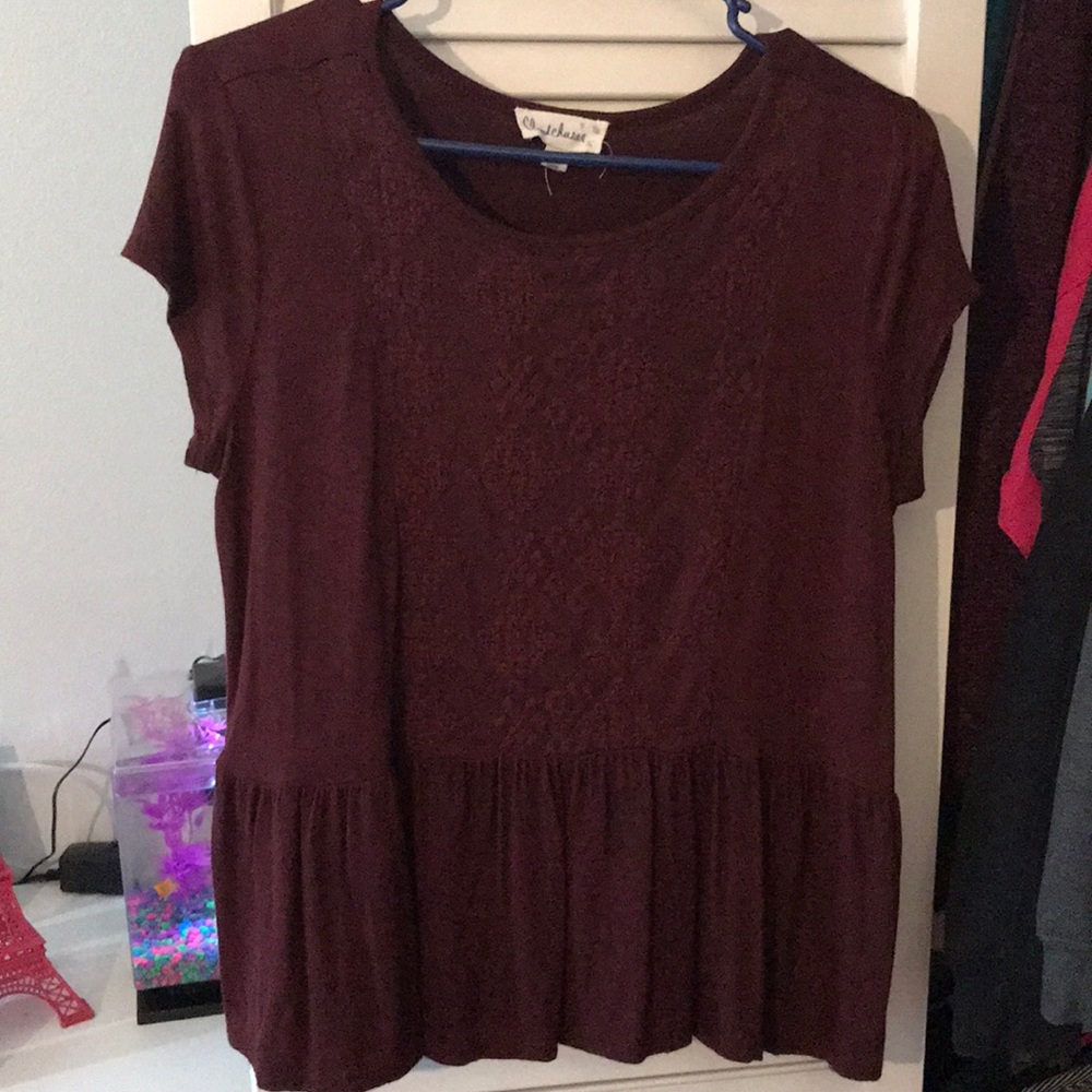 Super cute maroon/brown top with design in middle